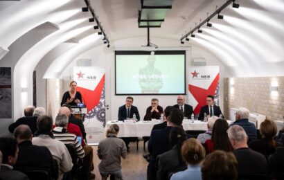 F&ouml;ldv&aacute;ryn&eacute; Kiss R&eacute;ka, M&aacute;th&eacute; &Aacute;ron, Simon Attila, Somogyi Alfr&eacute;d &eacute;s T&aacute;rnok Bal&aacute;zs a Kőbe v&eacute;sve? c&iacute;mű kerekasztal-besz&eacute;lget&eacute;sen. Forr&aacute;s: NEB-fot&oacute;