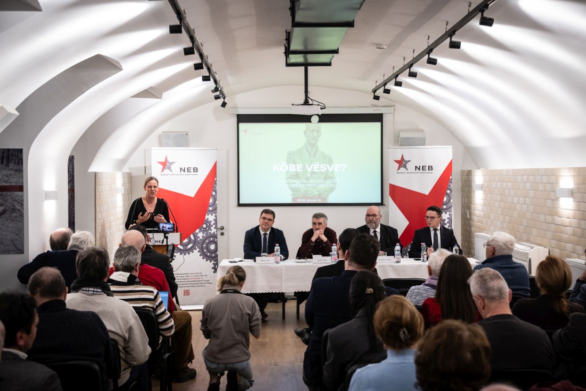 F&ouml;ldv&aacute;ryn&eacute; Kiss R&eacute;ka, M&aacute;th&eacute; &Aacute;ron, Simon Attila, Somogyi Alfr&eacute;d &eacute;s T&aacute;rnok Bal&aacute;zs a Kőbe v&eacute;sve? c&iacute;mű kerekasztal-besz&eacute;lget&eacute;sen. Forr&aacute;s: NEB-fot&oacute;