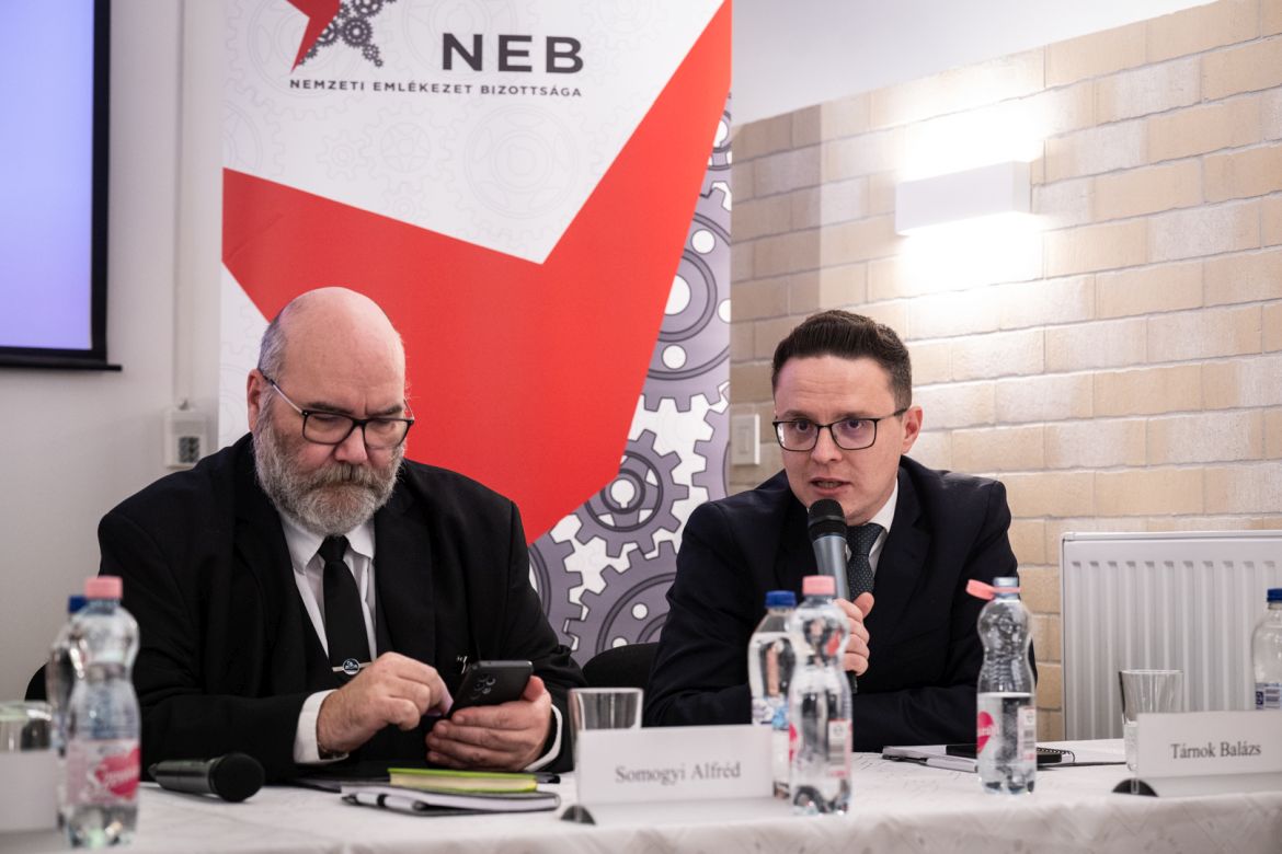 Somogyi Alfr&eacute;d &eacute;s T&aacute;rnok Bal&aacute;zs a Kőbe v&eacute;sve? c&iacute;mű kerekasztal-besz&eacute;lget&eacute;sen. Forr&aacute;s: NEB-fot&oacute;
