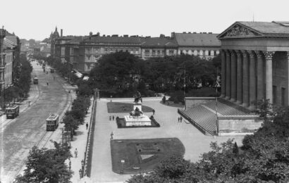 A M&uacute;zeum k&ouml;r&uacute;t 1904-ben a M&uacute;zeum utca - Br&oacute;dy S&aacute;ndor (Főherceg S&aacute;ndor) utca - R&aacute;k&oacute;czi (Kerepesi) &uacute;t k&ouml;z&ouml;tt. Jobbra a Magyar Nemzeti M&uacute;zeum &eacute;p&uuml;lete. Forr&aacute;s: Fortepan / Deutsche Fotothek / Br&uuml;ck und Sohn