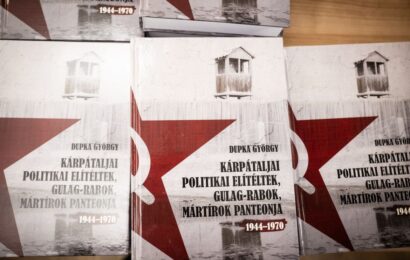 A K&aacute;rp&aacute;taljai politikai el&iacute;t&eacute;ltek, Gul&aacute;g-rabok, m&aacute;rt&iacute;rok panteonja 1944&ndash;1970 c&iacute;mű k&ouml;tet bor&iacute;t&oacute;ja. Forr&aacute;s: NEB-fot&oacute;